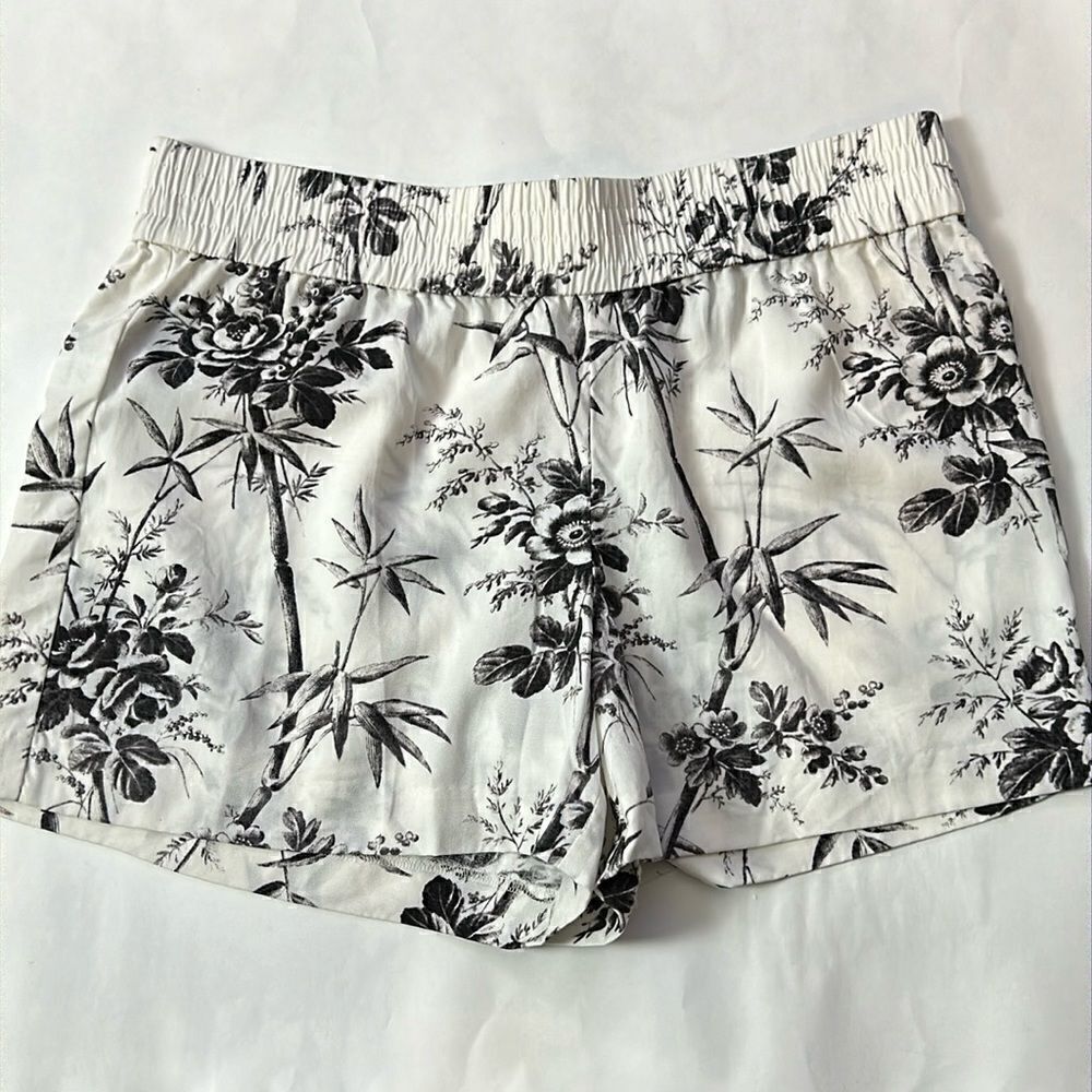 Women’s LOFT Ann Taylor shorts size 4 black white floral elastic waist band